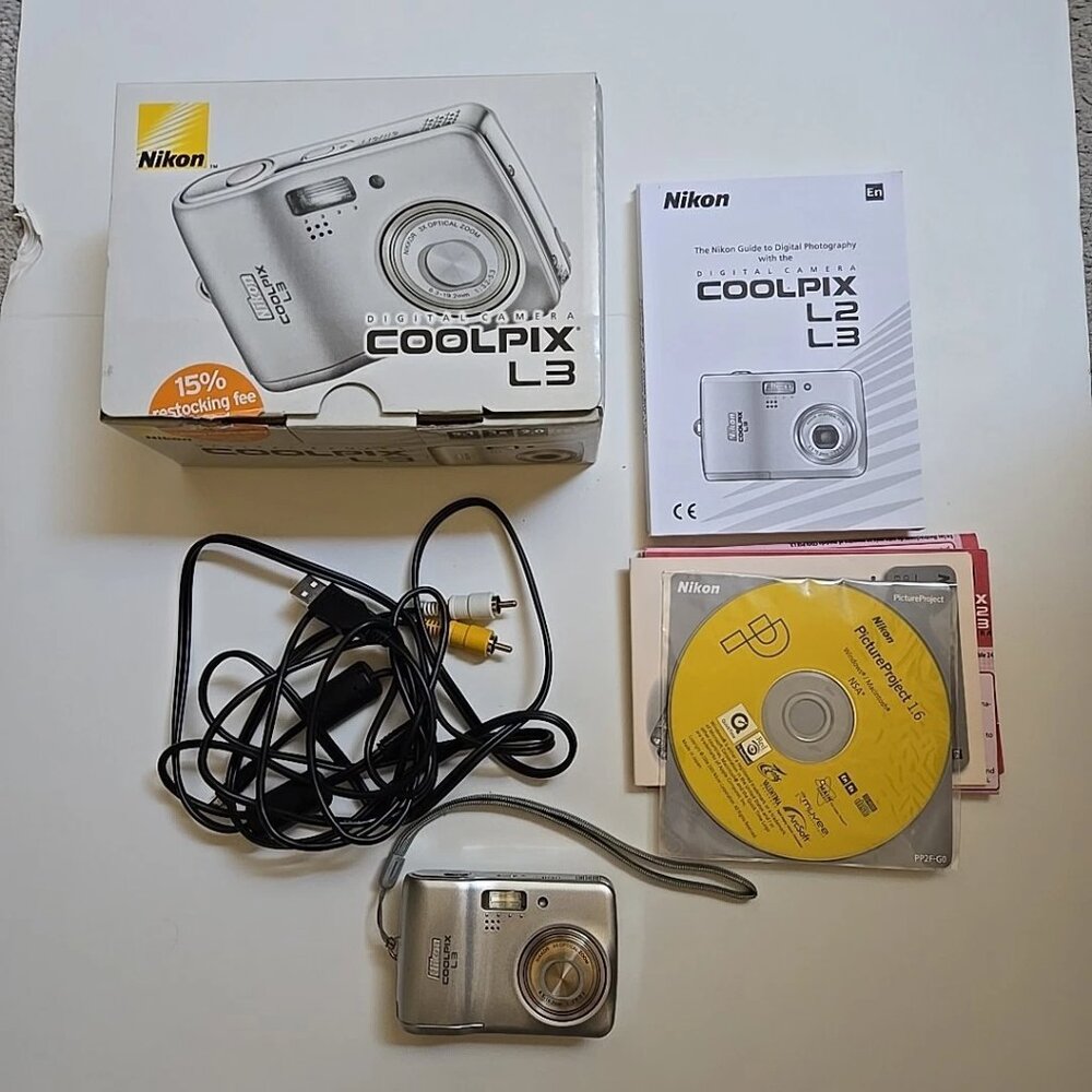Nikon COOLPIX L3 5.1MP Digital Camera Silver USED with Cord Manuals Box